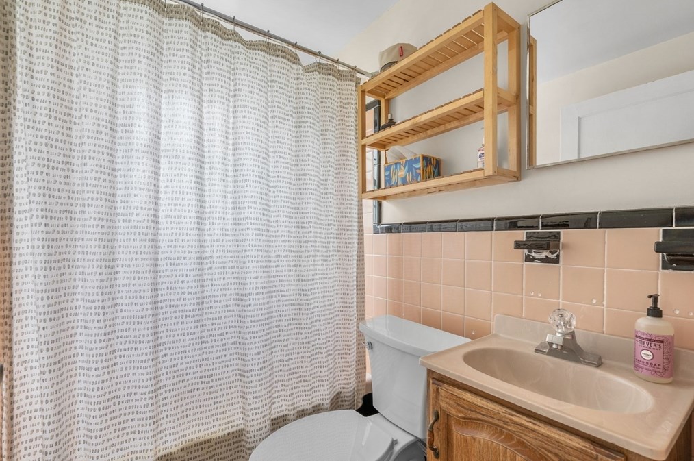 29 Doris Dr, Weymouth MA 02191-2044 exterior