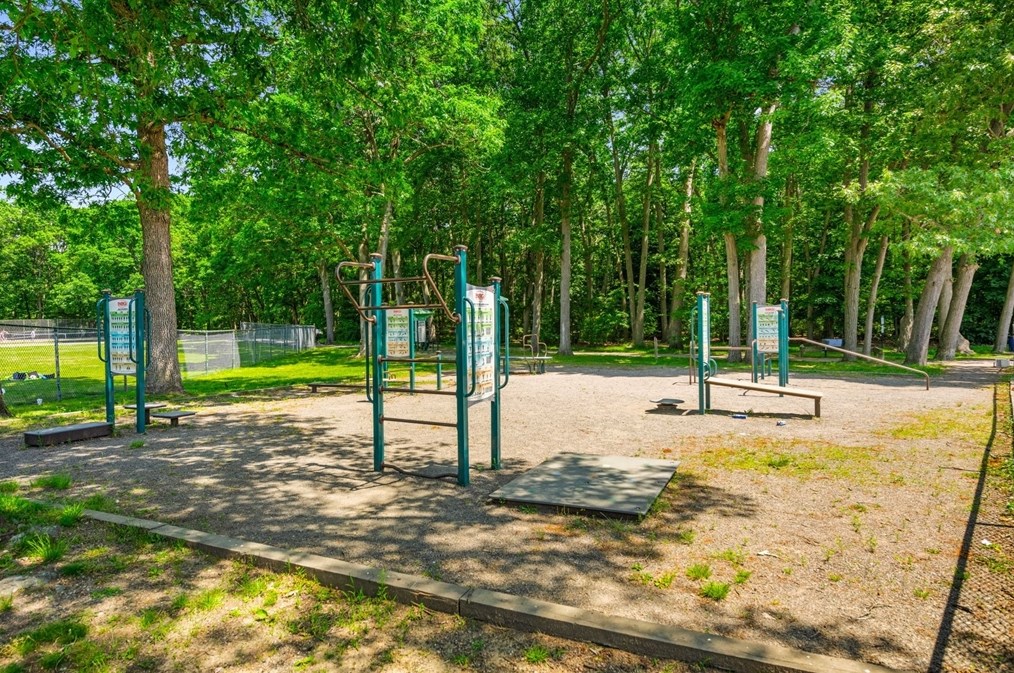 5 Bencliffe Cir, Newton MA 02466-1101 exterior