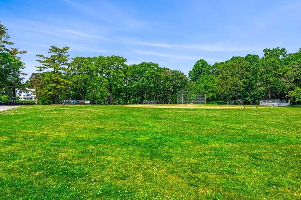 5 Bencliffe Cir, Newton MA 02466-1101 exterior