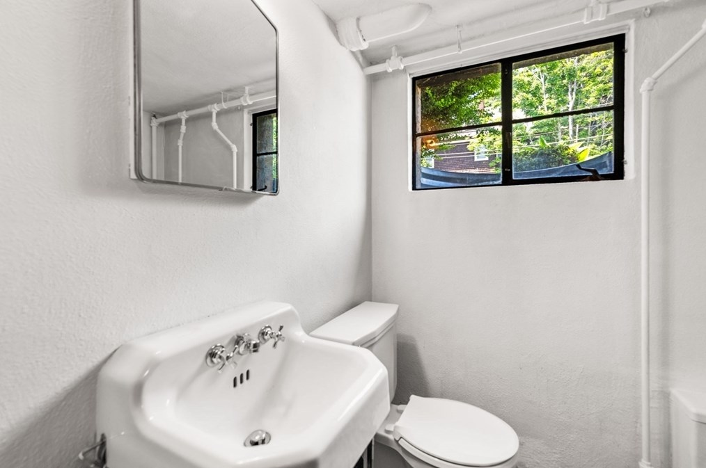 5 Bencliffe Cir, Newton MA 02466-1101 exterior