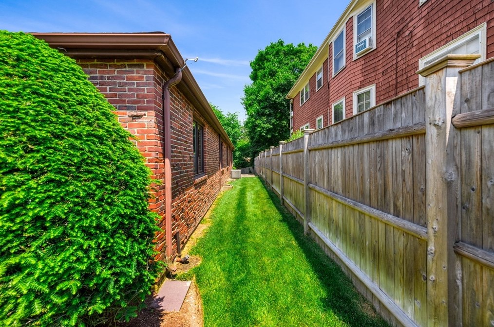 5 Bencliffe Cir, Newton MA 02466-1101 exterior