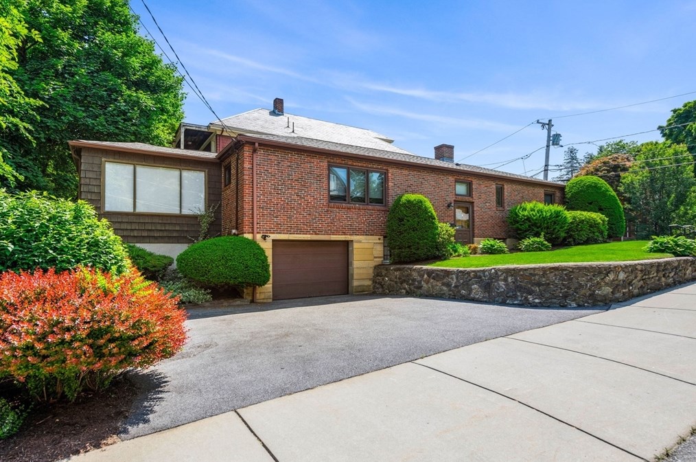 5 Bencliffe Cir, Newton MA 02466-1101 exterior