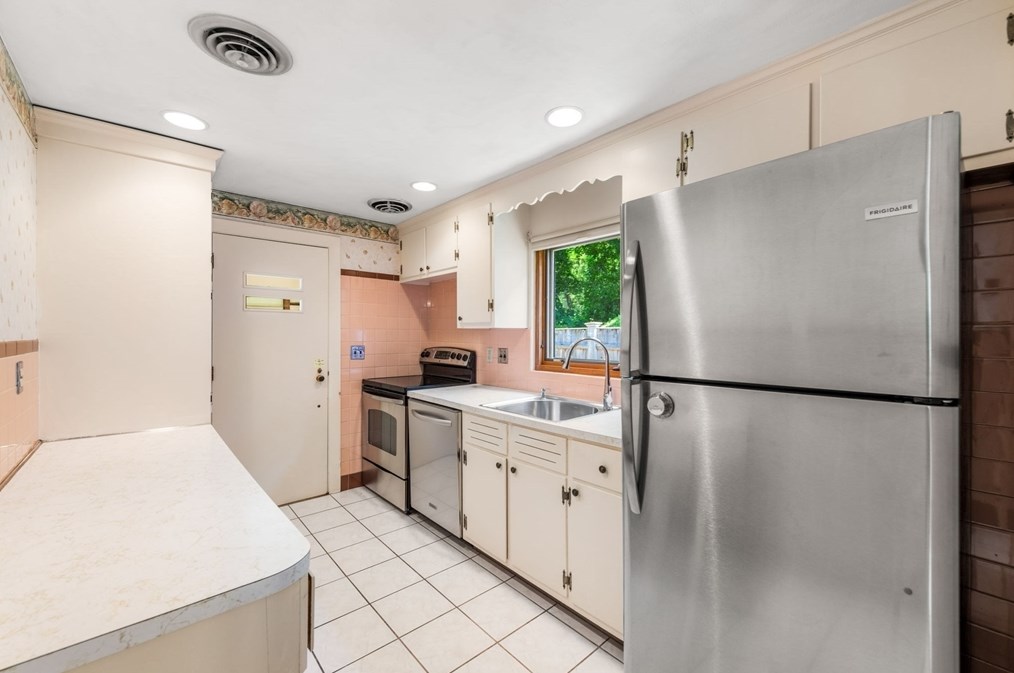 5 Bencliffe Cir, Newton MA 02466-1101 exterior