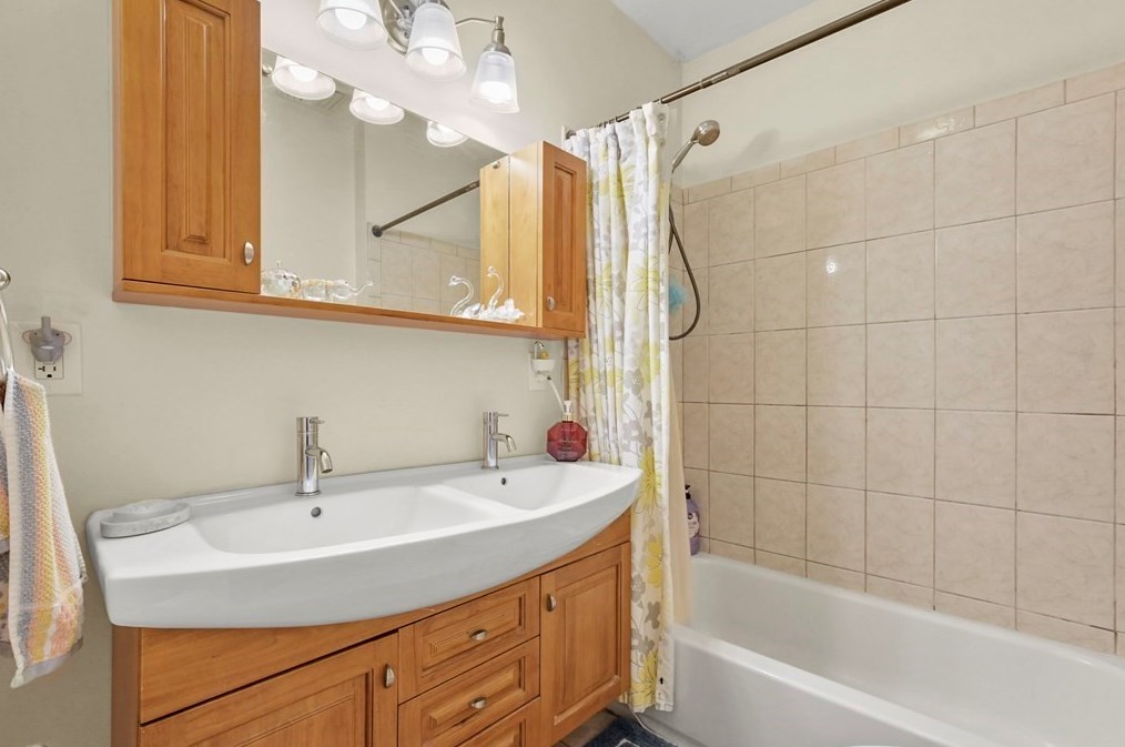 21 Hartwell St, Waltham MA  02453-8949 exterior