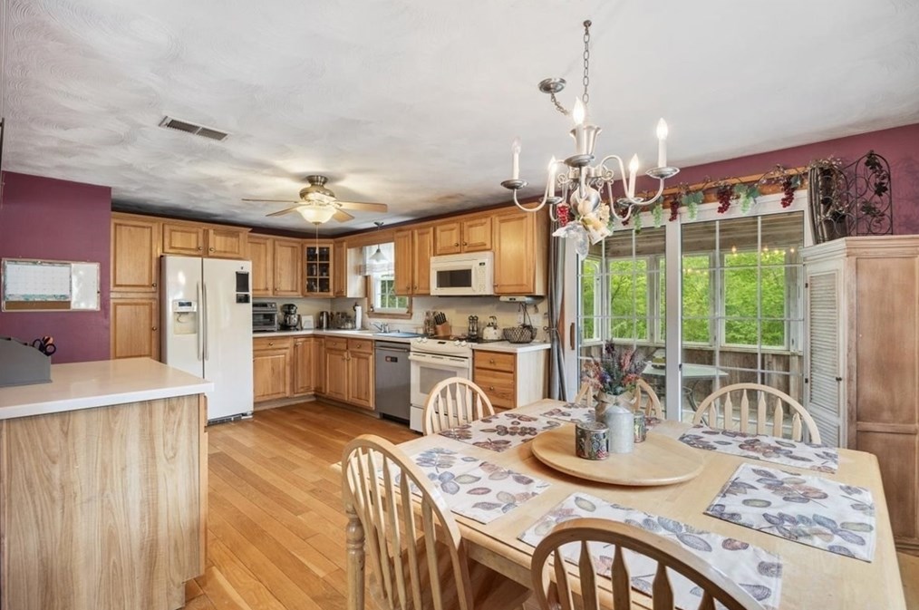 380 King St, Raynham MA  02767-1382 exterior