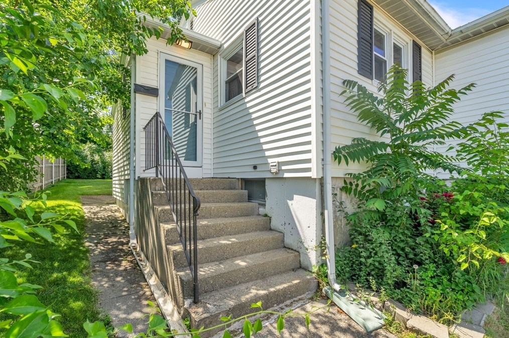 88 Pilgrim Ave, Worcester MA  01604-3058 exterior