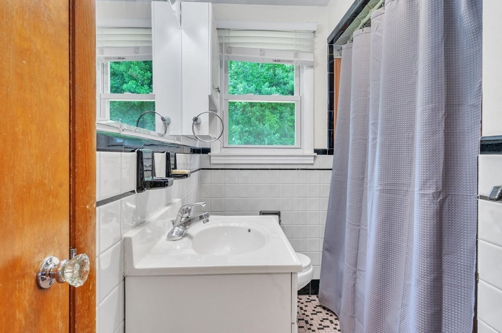 88 Pilgrim Ave, Worcester MA  01604-3058 exterior