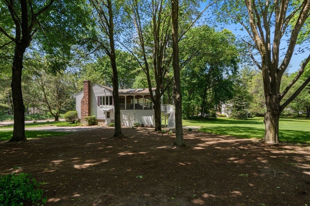 39 Dudley Rd, Billerica MA 01821-4132 exterior