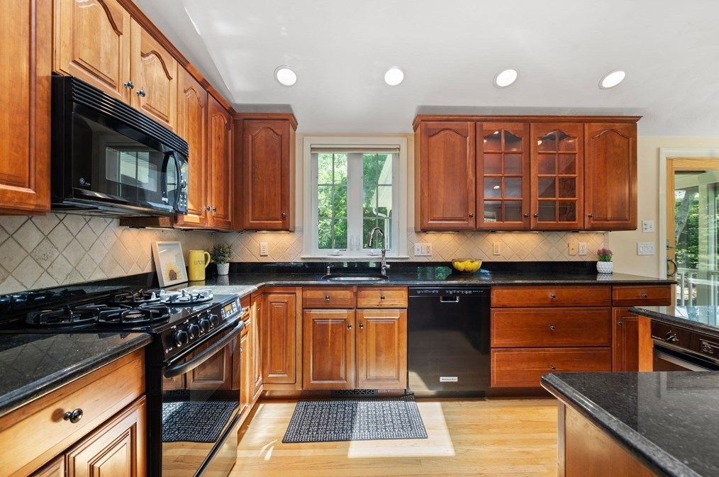 39 Dudley Rd, Billerica MA 01821-4132 exterior