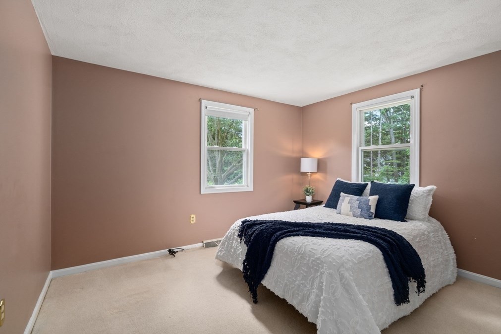 39 Dudley Rd, Billerica MA 01821-4132 exterior