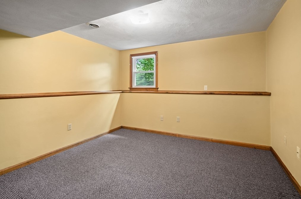 39 Dudley Rd, Billerica MA 01821-4132 exterior