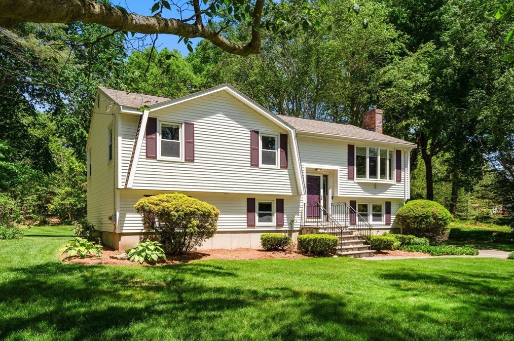 39 Dudley Rd, Billerica MA 01821-4132 exterior