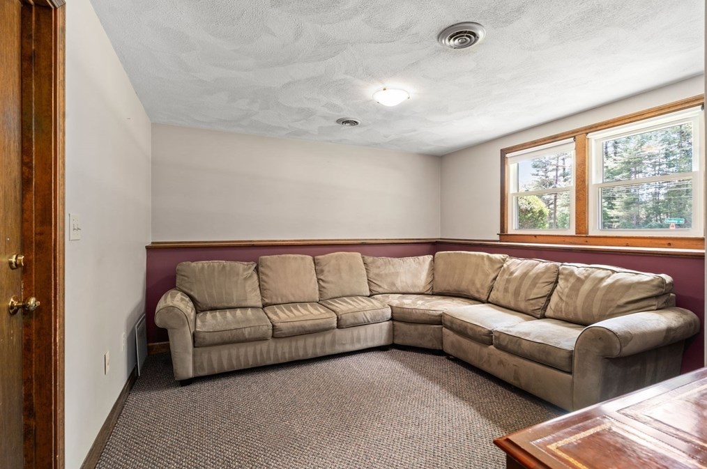 39 Dudley Rd, Billerica MA 01821-4132 exterior