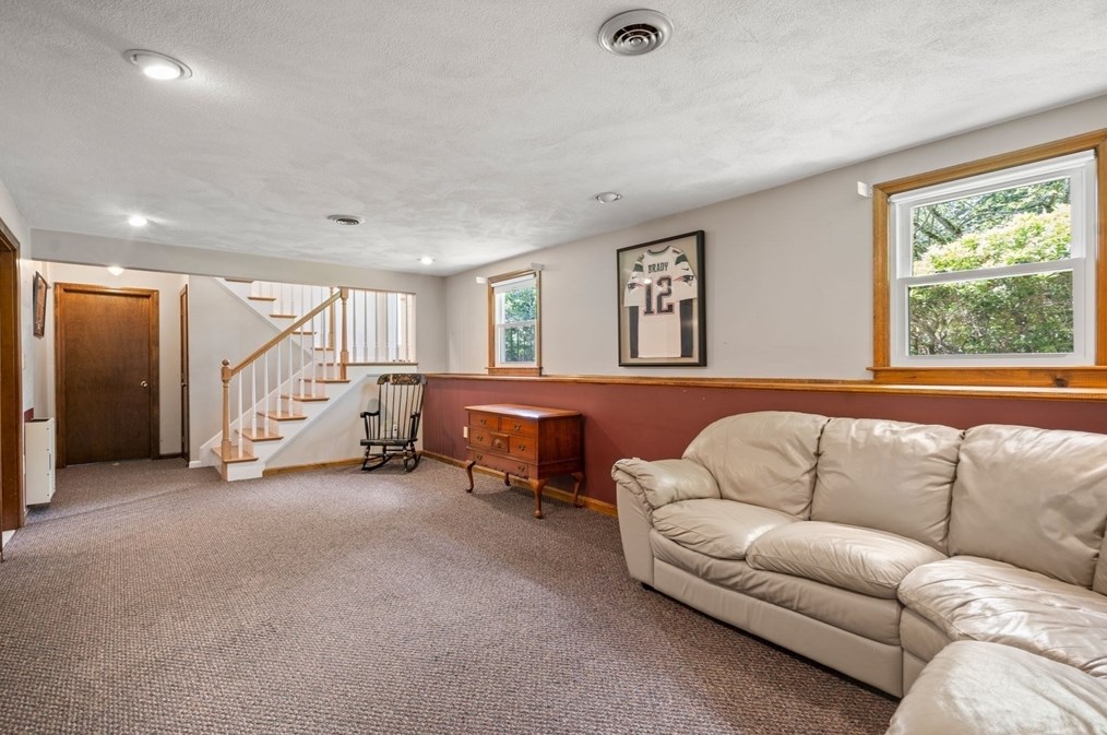 39 Dudley Rd, Billerica MA 01821-4132 exterior