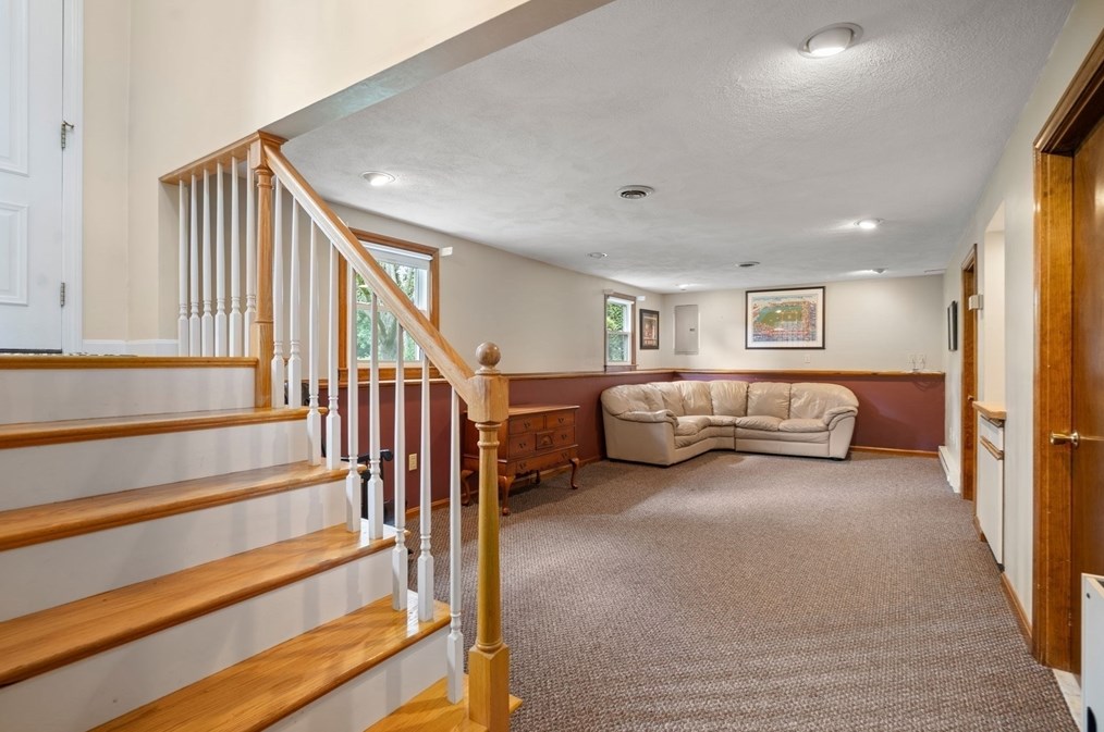 39 Dudley Rd, Billerica MA 01821-4132 exterior