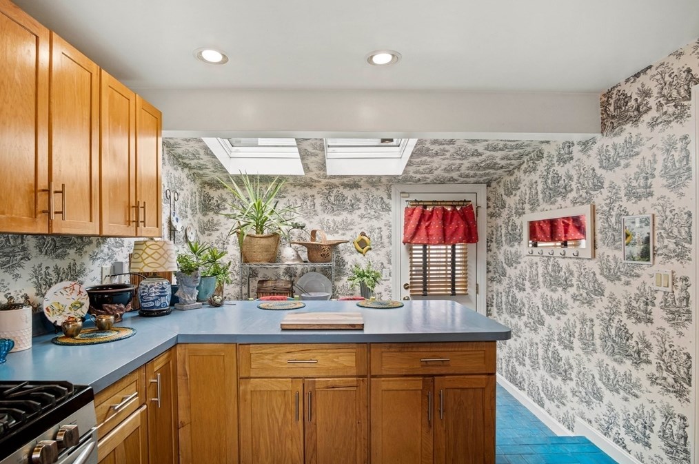 49 Sturgis St, Woburn MA 01801-4822 exterior