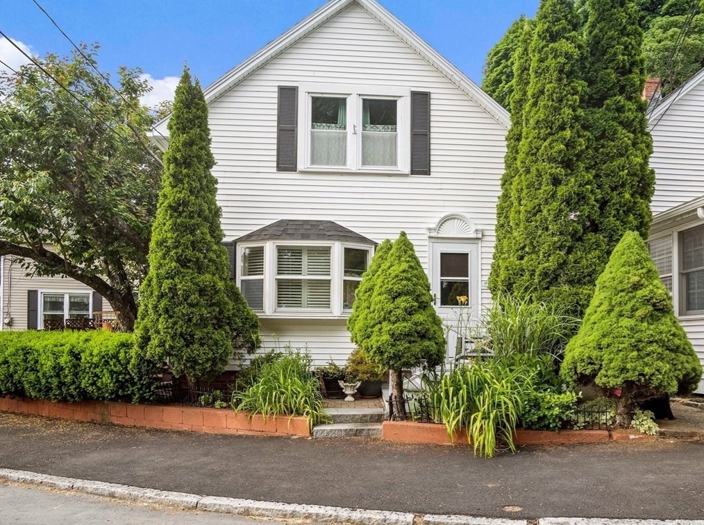 49 Sturgis St, Woburn MA 01801-4822 exterior