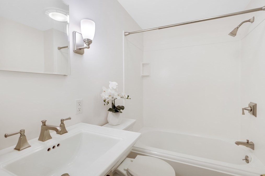 6 Robin Rd, Lynnfield MA 01940-2248 exterior