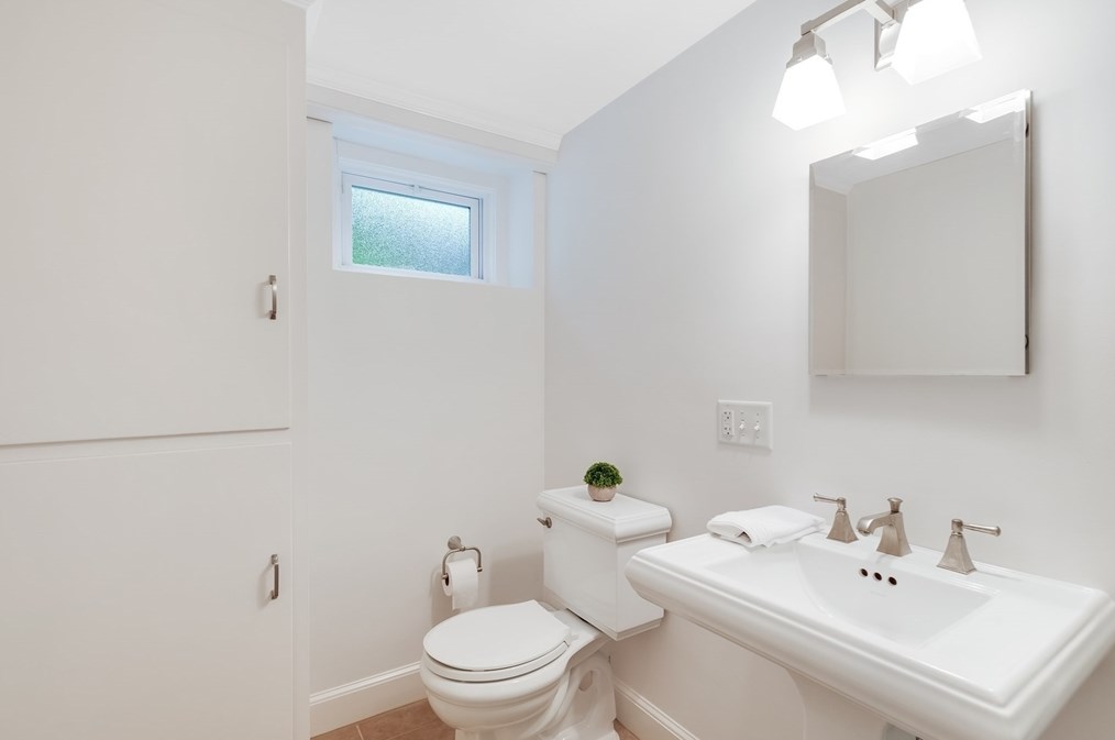 6 Robin Rd, Lynnfield MA 01940-2248 exterior