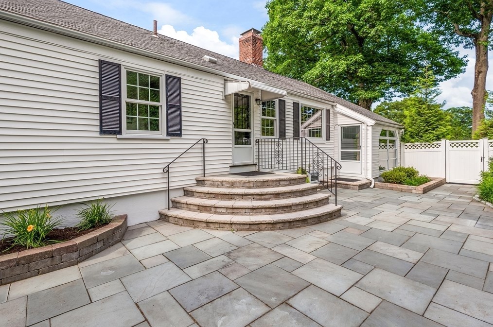 6 Robin Rd, Lynnfield MA 01940-2248 exterior