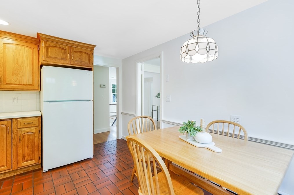 6 Robin Rd, Lynnfield MA 01940-2248 exterior