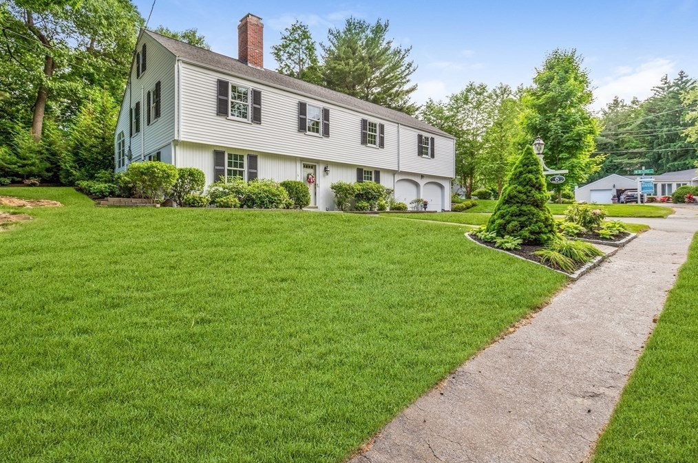 6 Robin Rd, Lynnfield MA 01940-2248 exterior
