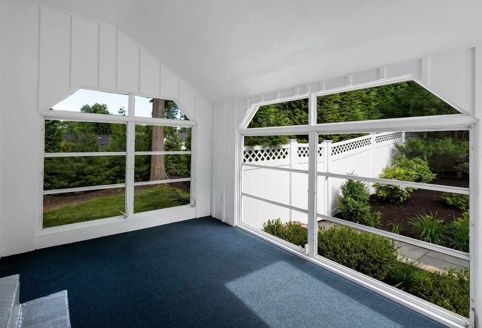 6 Robin Rd, Lynnfield MA 01940-2248 exterior