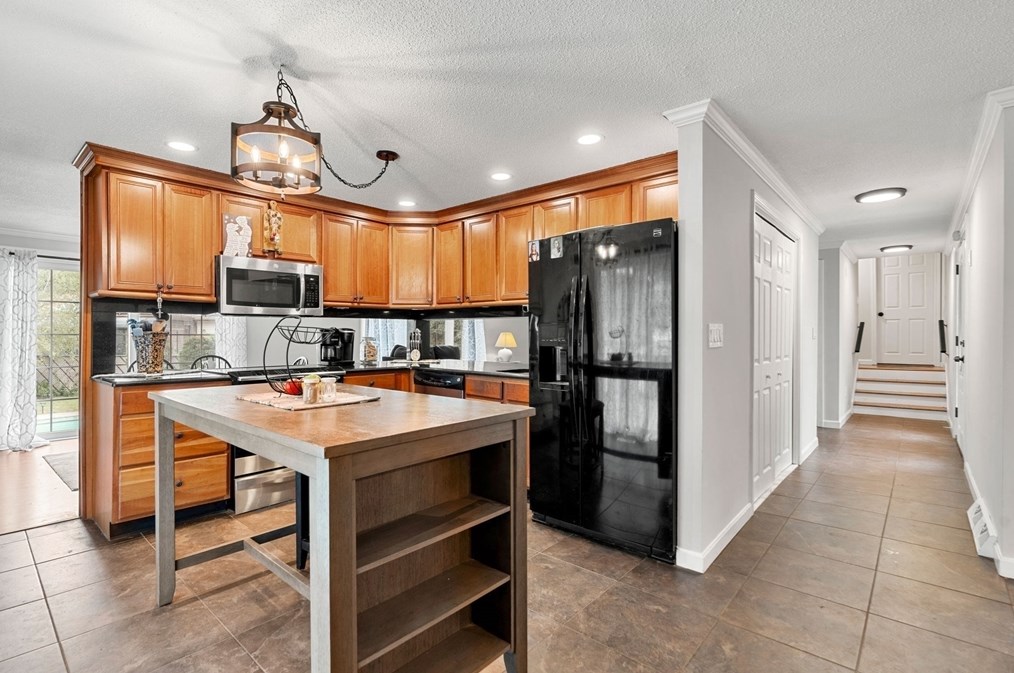 1 Morningside Dr, Woburn MA 01801-5428 exterior