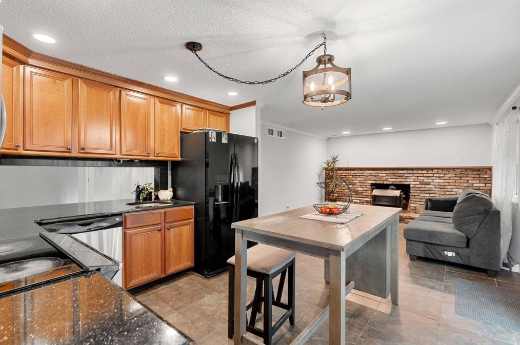 1 Morningside Dr, Woburn MA 01801-5428 exterior