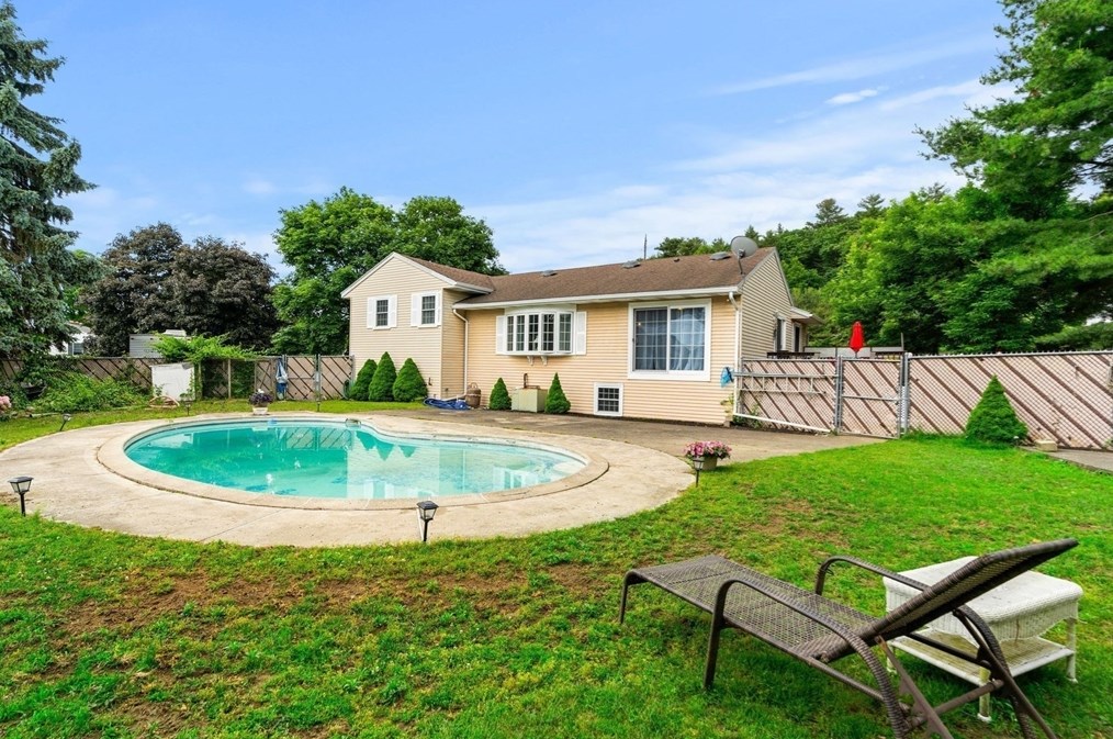 1 Morningside Dr, Woburn MA 01801-5428 exterior