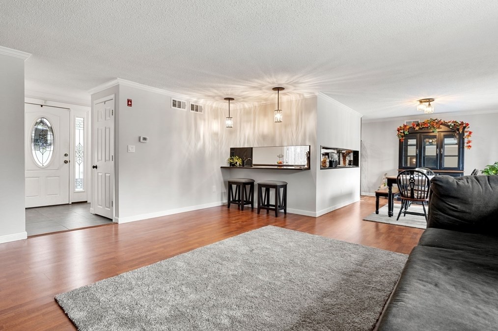 1 Morningside Dr, Woburn MA 01801-5428 exterior