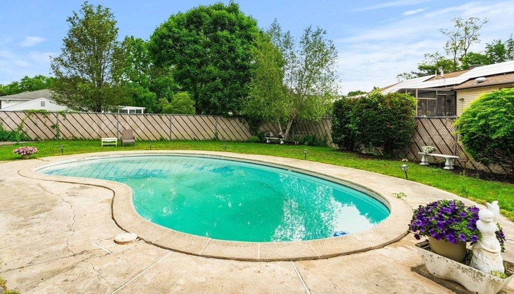 1 Morningside Dr, Woburn MA 01801-5428 exterior