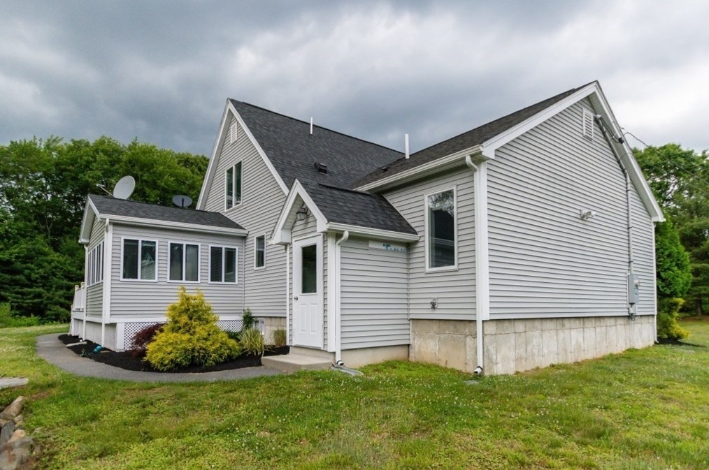49 St, Upton MA 01568 exterior
