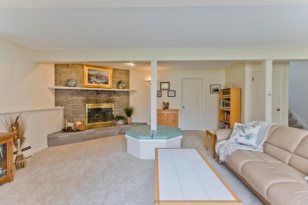 10 Old Carriage Dr, Wilbraham MA 01095-2415 exterior