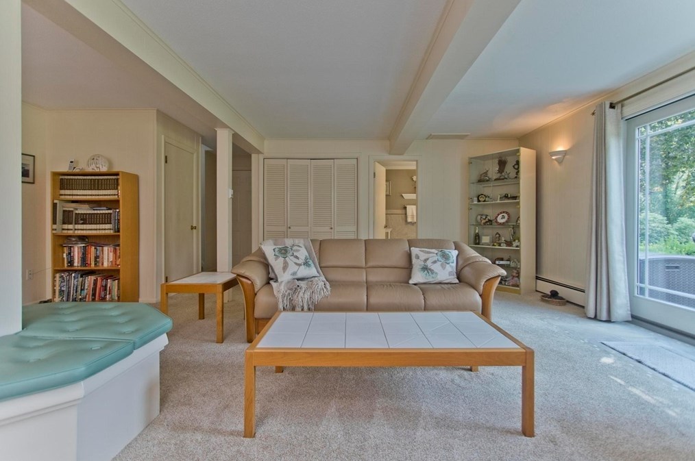 10 Old Carriage Dr, Wilbraham MA 01095-2415 exterior