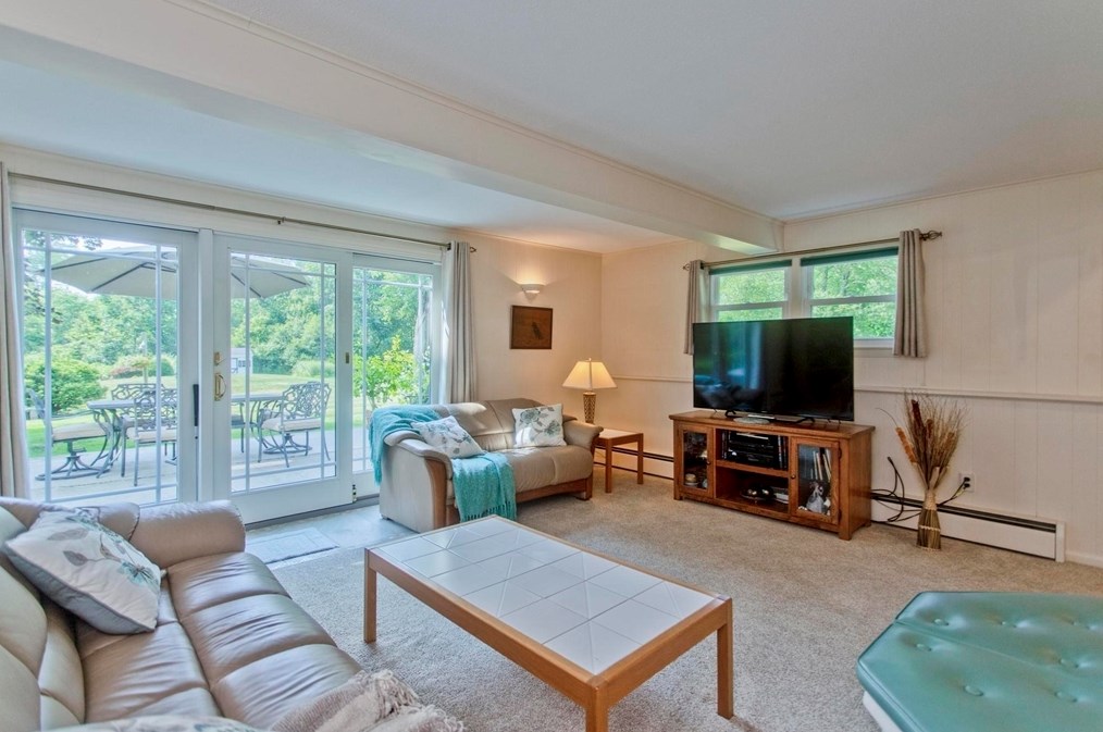 10 Old Carriage Dr, Wilbraham MA 01095-2415 exterior