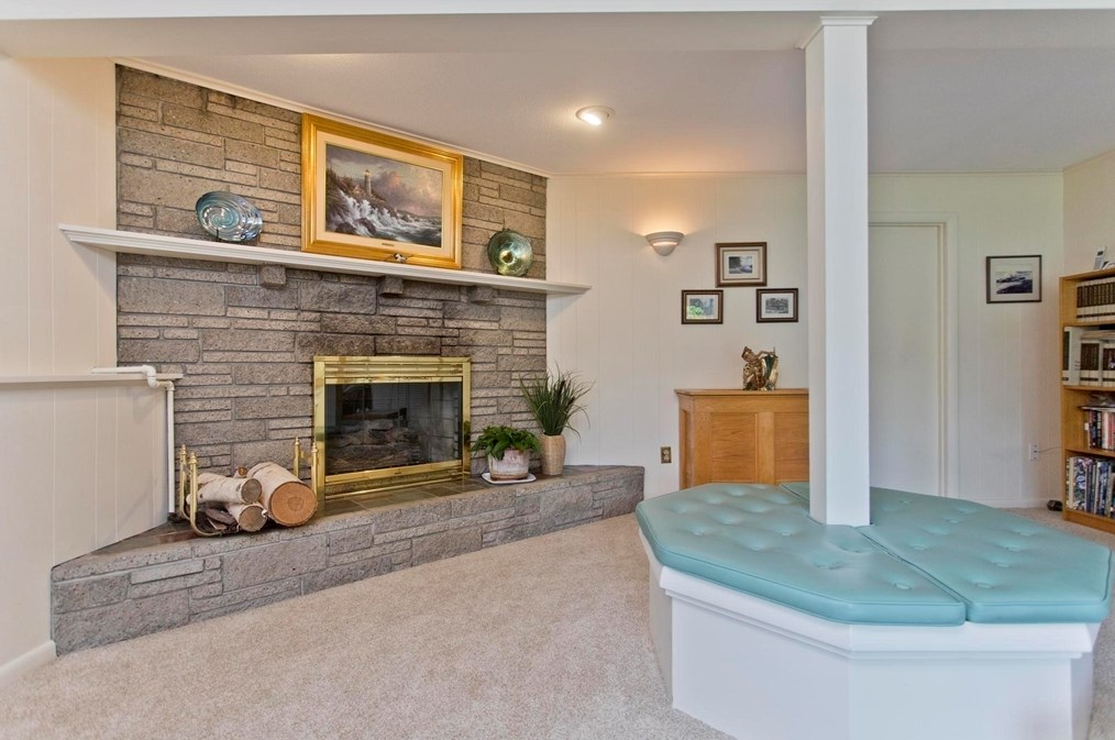 10 Old Carriage Dr, Wilbraham MA 01095-2415 exterior