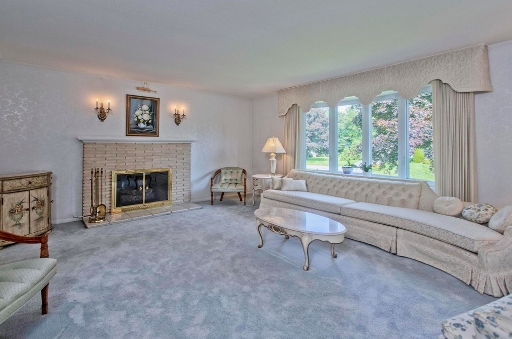 10 Old Carriage Dr, Wilbraham MA 01095-2415 exterior