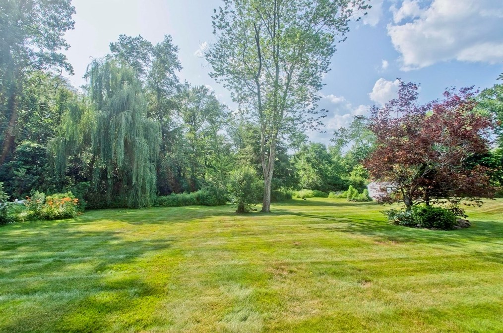 10 Old Carriage Dr, Wilbraham MA 01095-2415 exterior