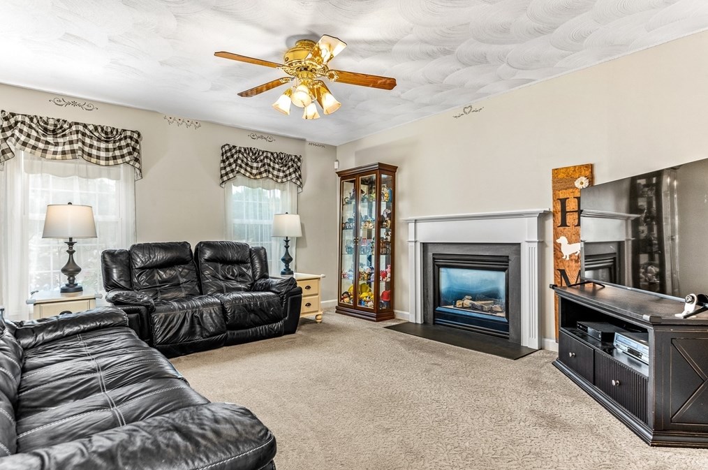 8 Avalon Ct, Methuen MA 01844-1971 exterior