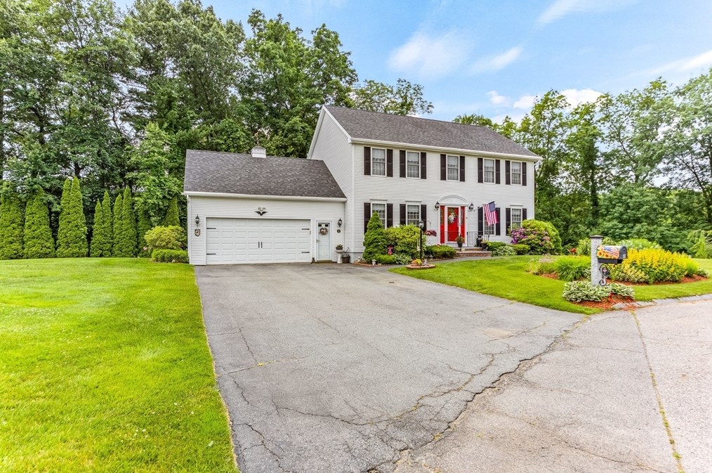 8 Avalon Ct, Methuen MA 01844-1971 exterior