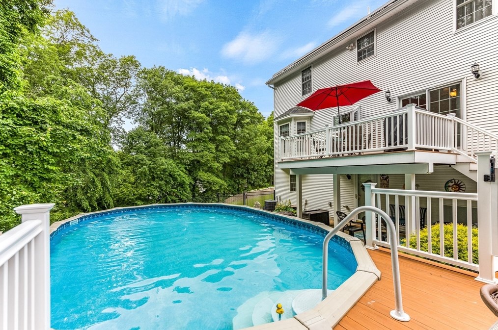 8 Avalon Ct, Methuen MA 01844-1971 exterior