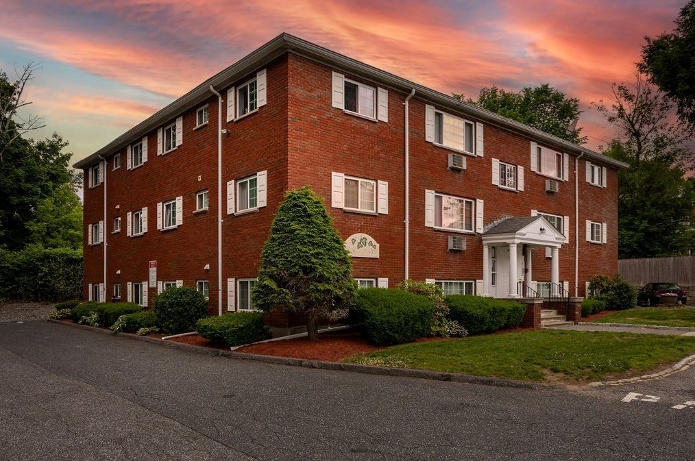 8 Grafton St, Shrewsbury MA  01545-5656 exterior