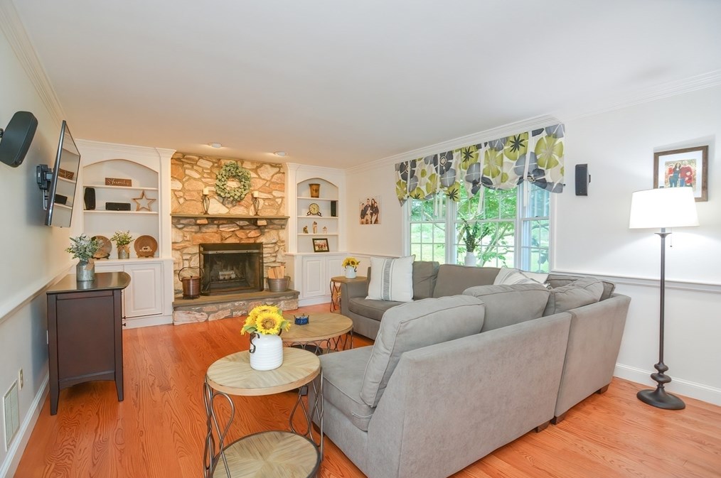 36 Dover Cir, Franklin MA 02038-4200 exterior