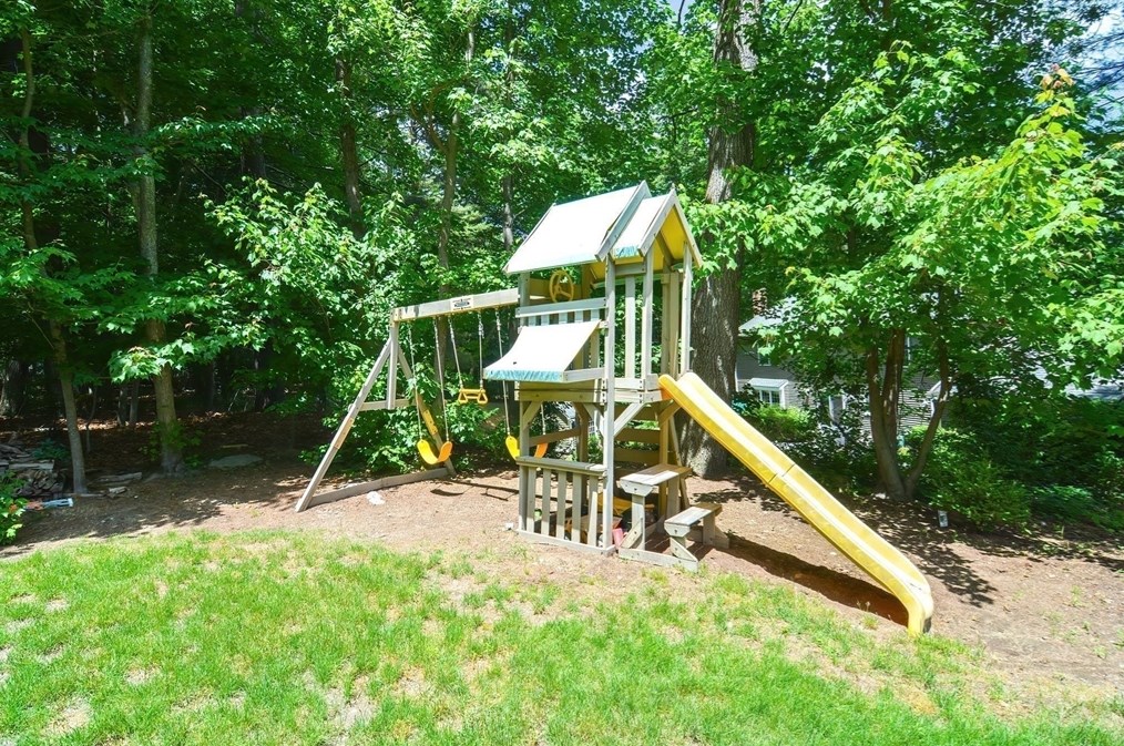 36 Dover Cir, Franklin MA 02038-4200 exterior