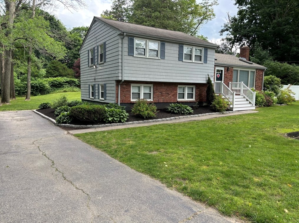 124 Belmont St, West Bridgewater, MA 02379-1302
