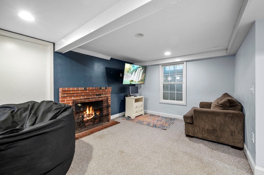 46 Lincoln Ave, Hamilton MA  01982-2018 exterior