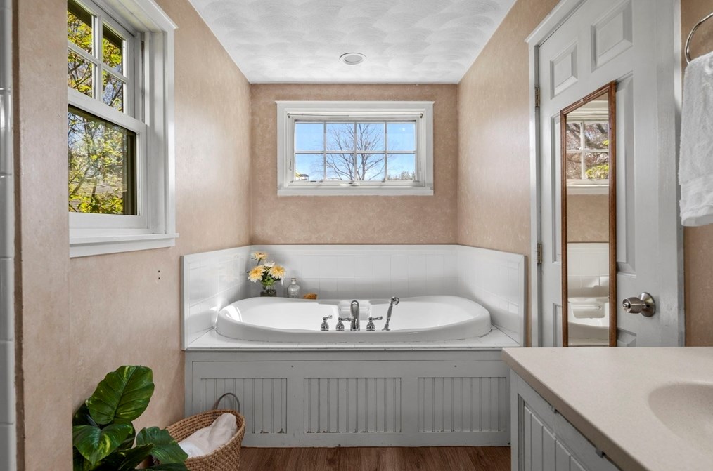 46 Lincoln Ave, Hamilton MA  01982-2018 exterior