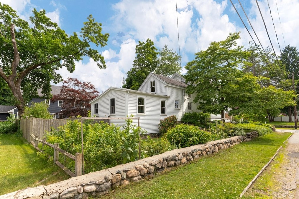 165 Burlington St, Woburn MA  01801-4030 exterior