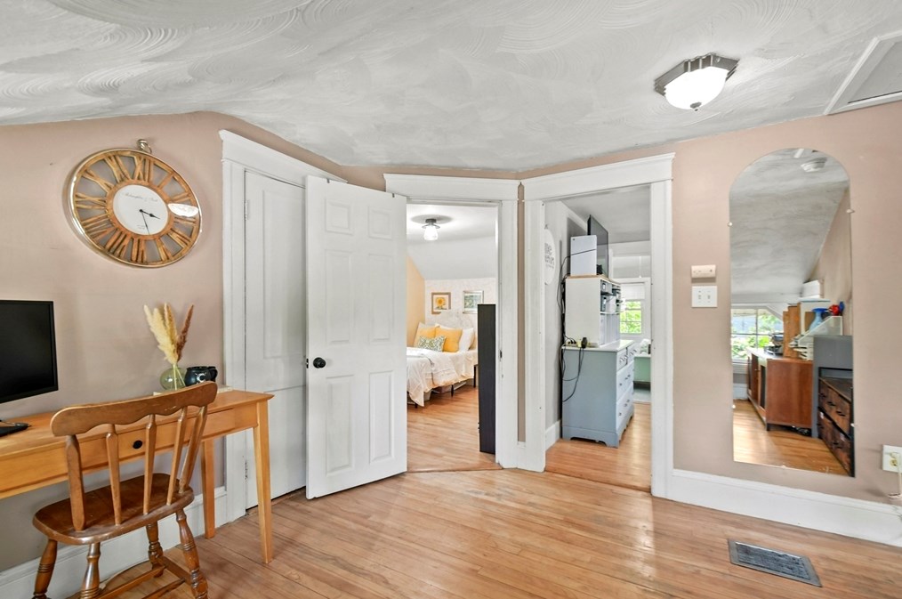 56 Mountain St, Worcester MA 01606-1402 exterior